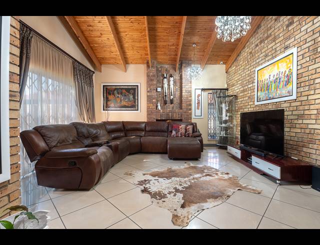 6 BEDROOM HOUSE FOR SALE IN FLAMWOOD